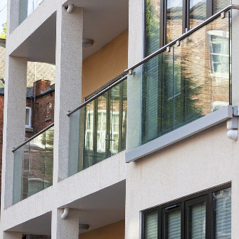 Französischer Balkon & Absturzsicherung, Fensterbrüstungen aus Glas nach Maß konfigurieren